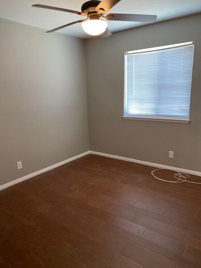 Building Photo - 401 Tiger Lily Way