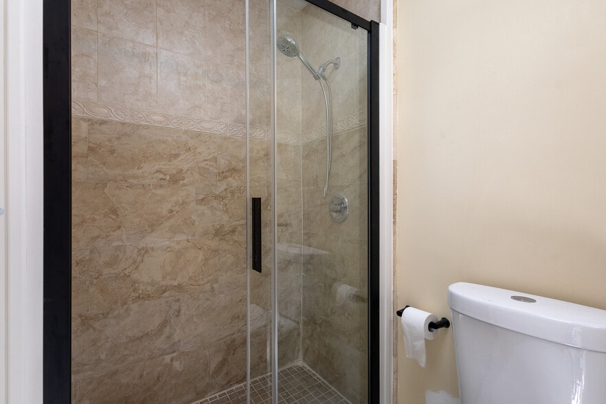 Guest Bath - 3371 Thalia Rd