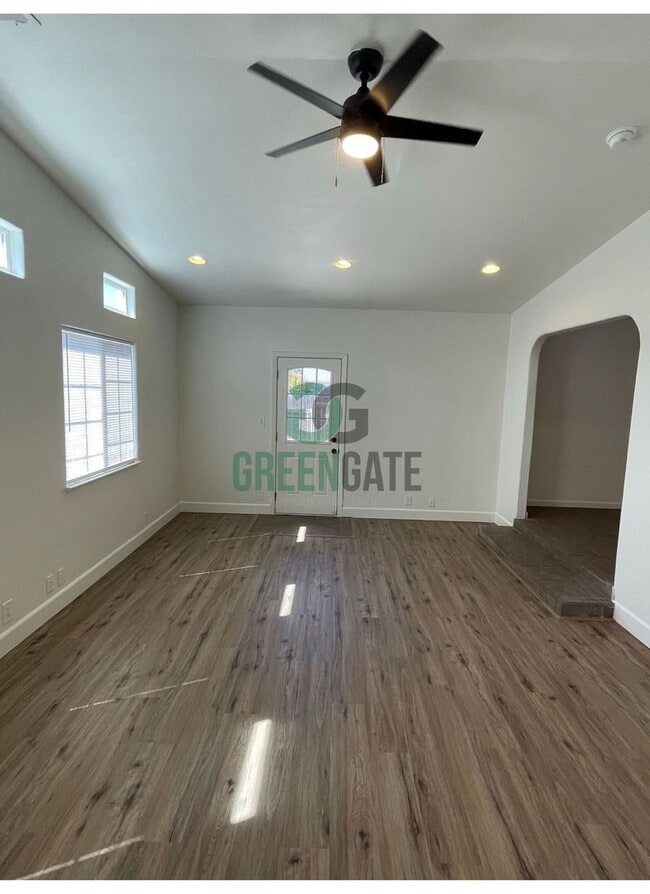Building Photo - BEAUTIFUL 3 BEDROOM 2 BATH HOME MOVE IN RE...