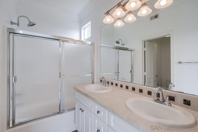 Building Photo - 2978 Beachwood Blf Wy