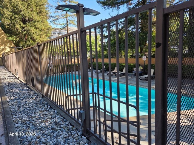 Building Photo - Spacious Downtown Sacramento Condo