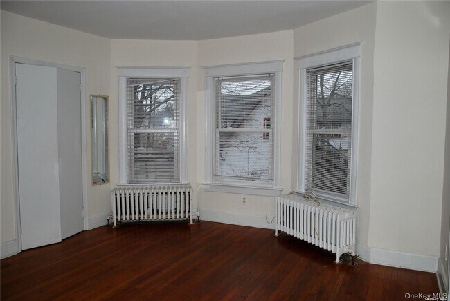 Building Photo - 17 Crescent Dr