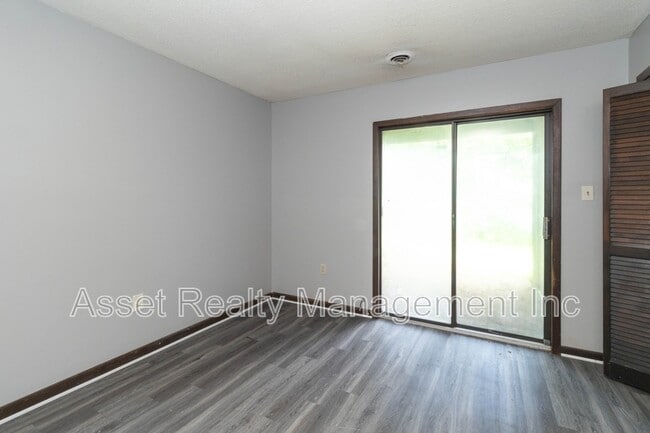 Building Photo - 102 Walnut Ln