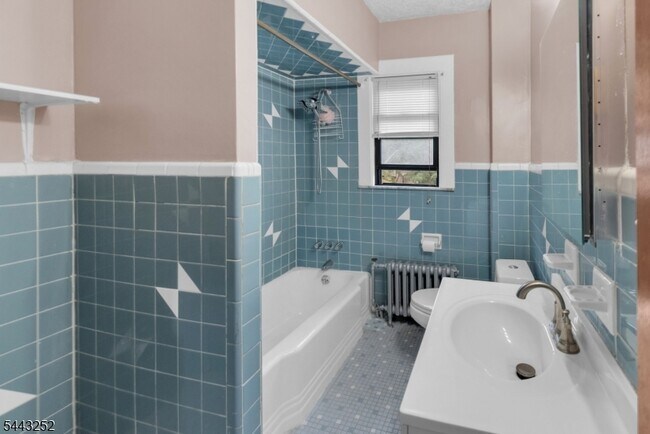 Building Photo - 558 Argyle Ave