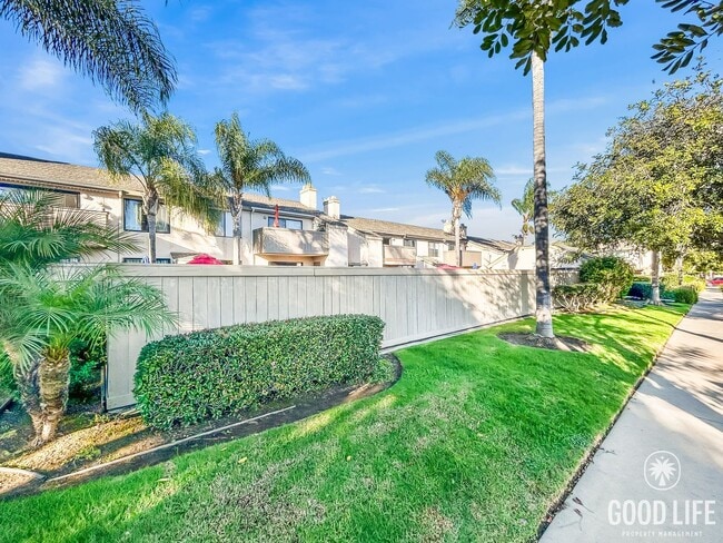 Building Photo - Beautiful 2B/2BA Condo in Pacific Beach w/ Parking & Swimming Pool!