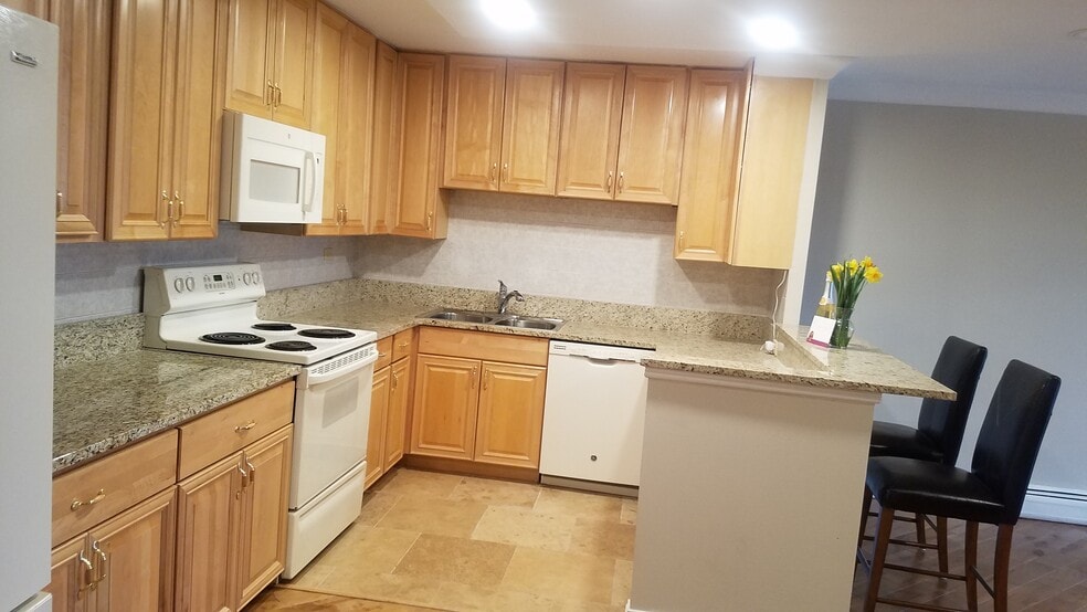 Building Photo - 16 E Old Willow Rd