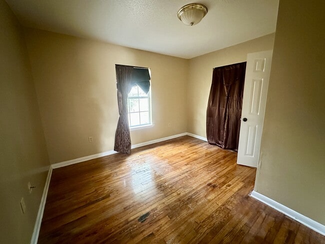 Building Photo - 606 E Adair St