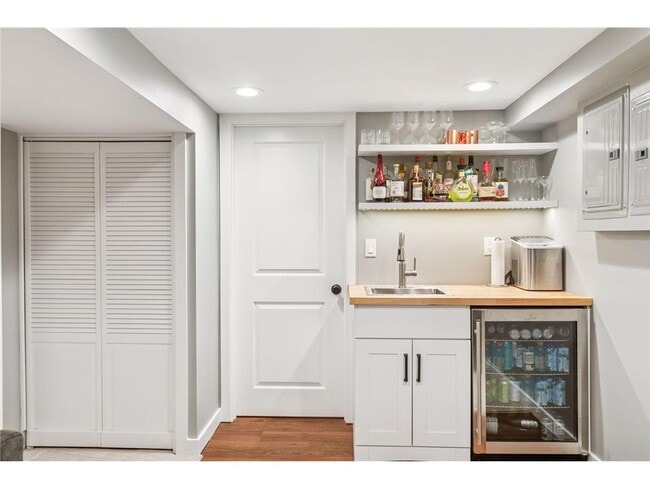 Building Photo - 3040 Hampshire Ave S