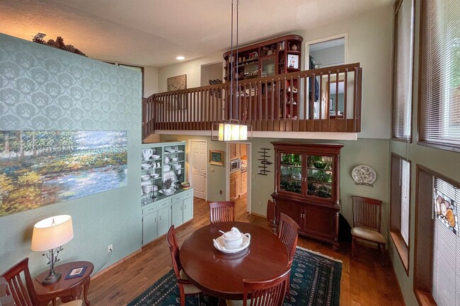 Building Photo - Fully Furnished Home