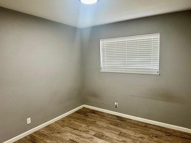 Building Photo - 836 N Meadows Dr