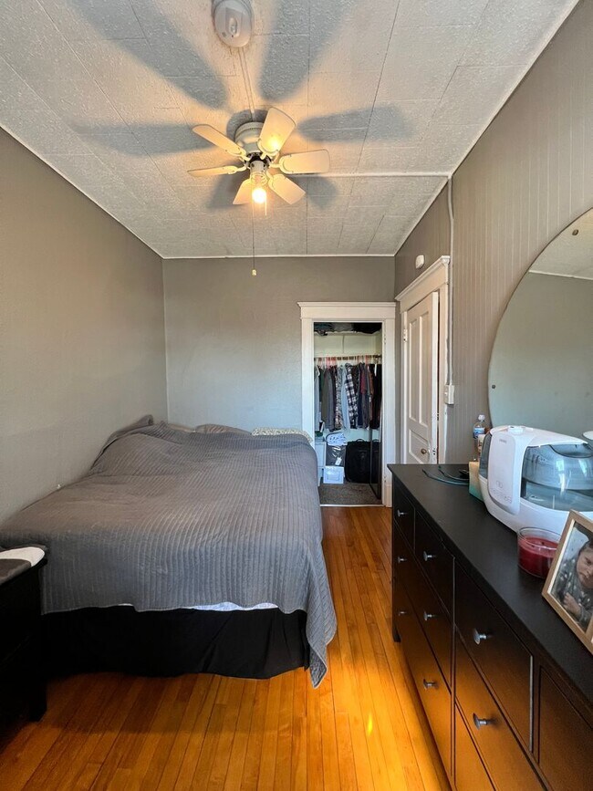 Building Photo - 922 E 5th St