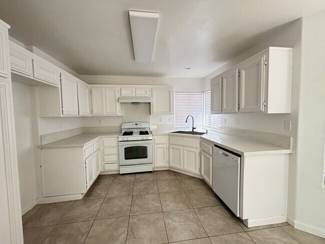 Building Photo - Renovated Spacious East Lancaster Single Story Home