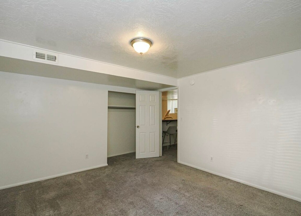 Building Photo - 2513 S Park St