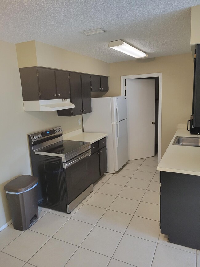 Building Photo - 3904 NW Cinnamon Tree Cir
