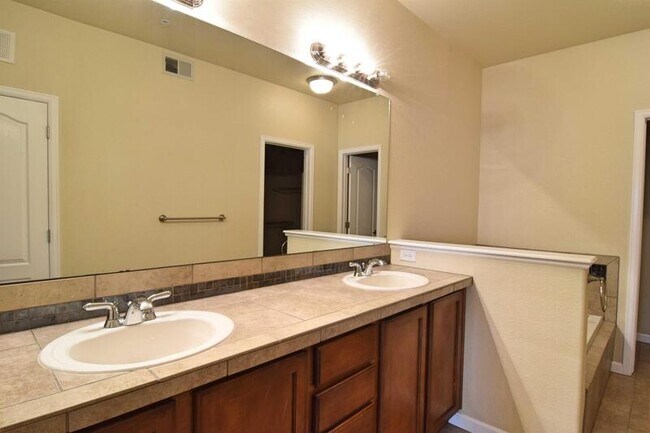 Building Photo - 6242 Kilmer Loop