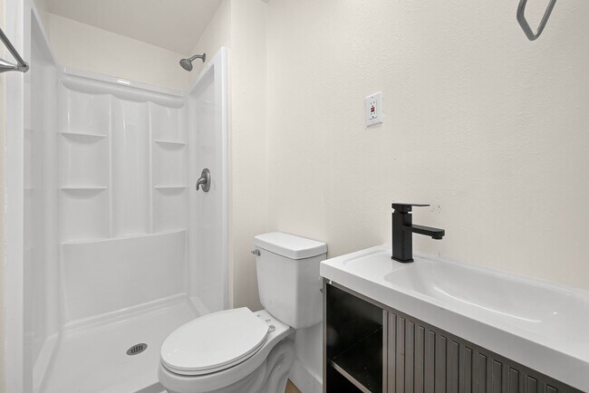 Building Photo - Newly Remodeled Home Available Now!
