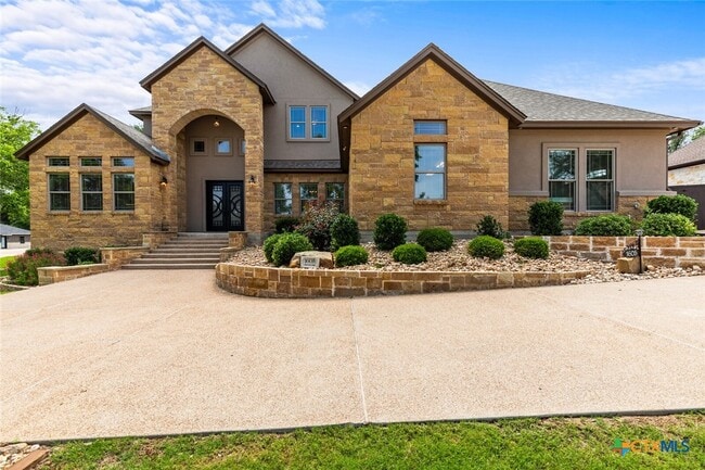 Primary Photo - 1605 Alta Vista Loop