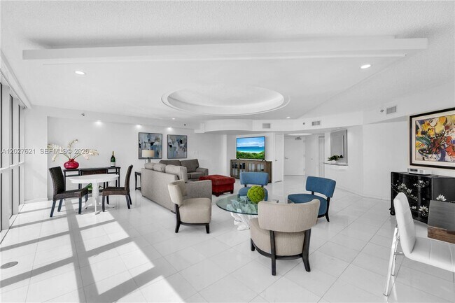 Building Photo - 16485 Collins Ave