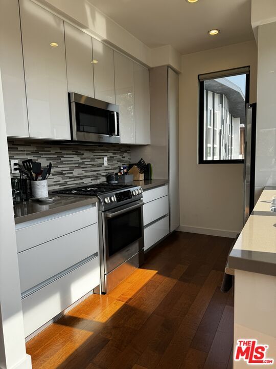 Building Photo - 140 S Hayworth Ave