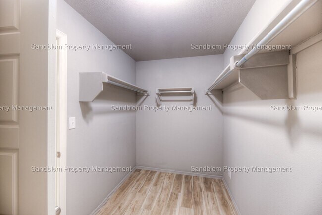 Building Photo - FOR LEASE | Jenks | $1900 Rent + $1900 Dep...