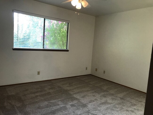 Building Photo - Nice well cared for home in desirable Edge...