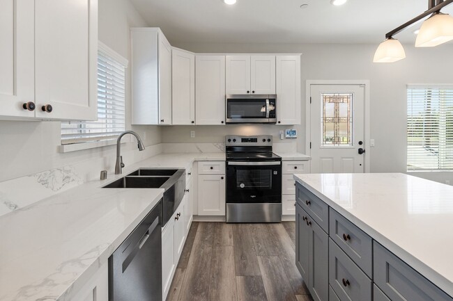 Building Photo - BRAND NEW HOME