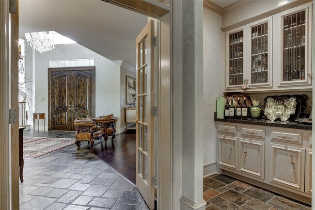 Building Photo - 13703 Lakeshore Way Cove