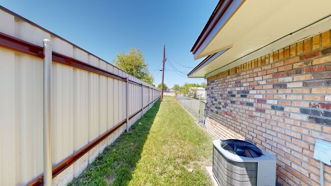 Building Photo - 2 WEEKS FREE RENT! GORGEOUS REMODELED DUPLEX WITH WASHER AND DRYER INCLUDED!