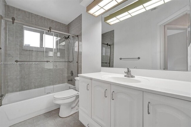 Building Photo - 928 NE 18th Ct