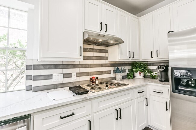 Building Photo - 1322 Blackthorne Dr