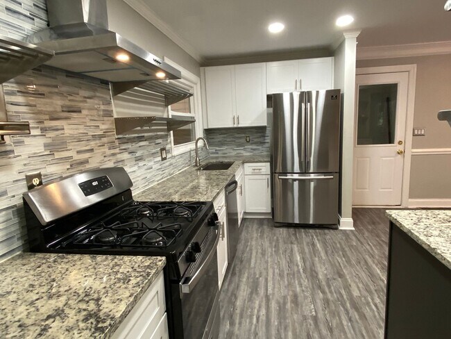 Building Photo - Amazing in town ranch awaits you!