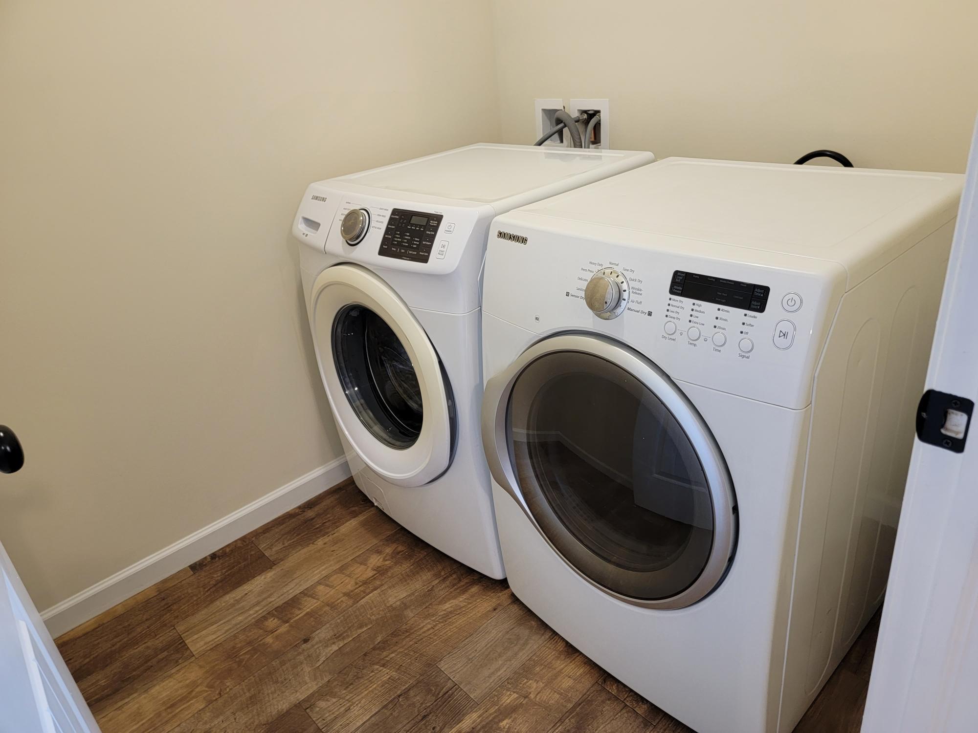 Building Photo - 726 Farmwood Ln