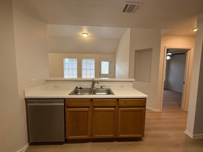 Building Photo - Tohara Properties1 (1209 Armadillo Rd)