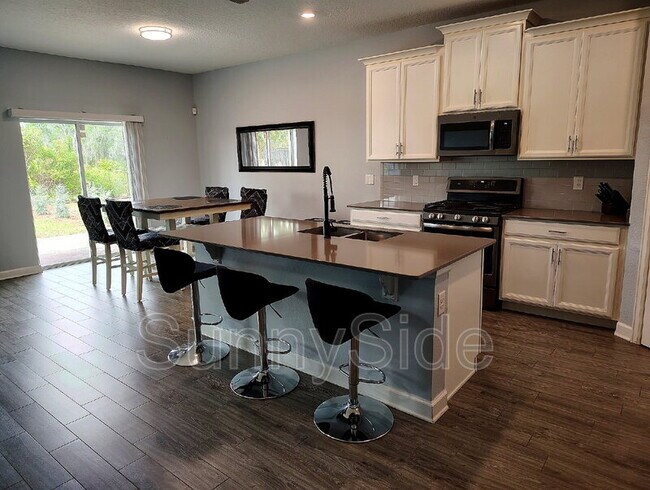 Building Photo - 1047 Oak Bluff Dr