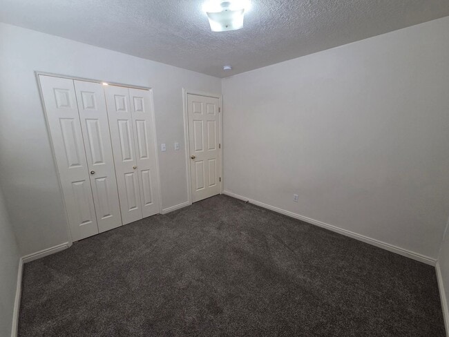 Building Photo - 2 Bed Apartment - Ready to GO!