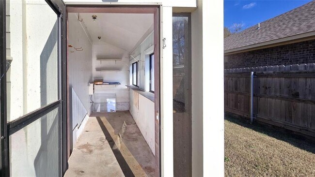 Building Photo - 609 N Ash St