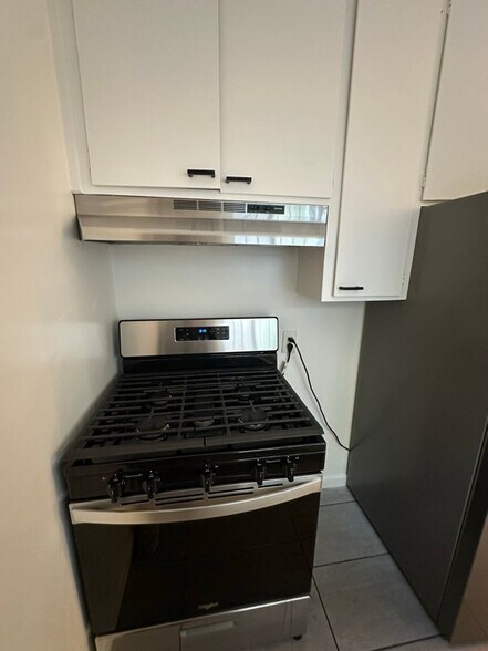 Building Photo - 7555 De Longpre Ave