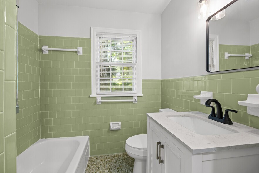 Building Photo - 2105 S Fernwood Dr