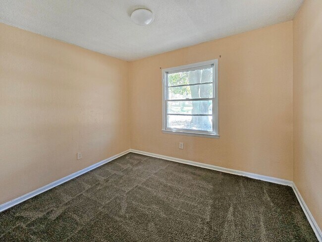 Building Photo - 4/2 Ranch with Fenced Yard - Housing Vouch...