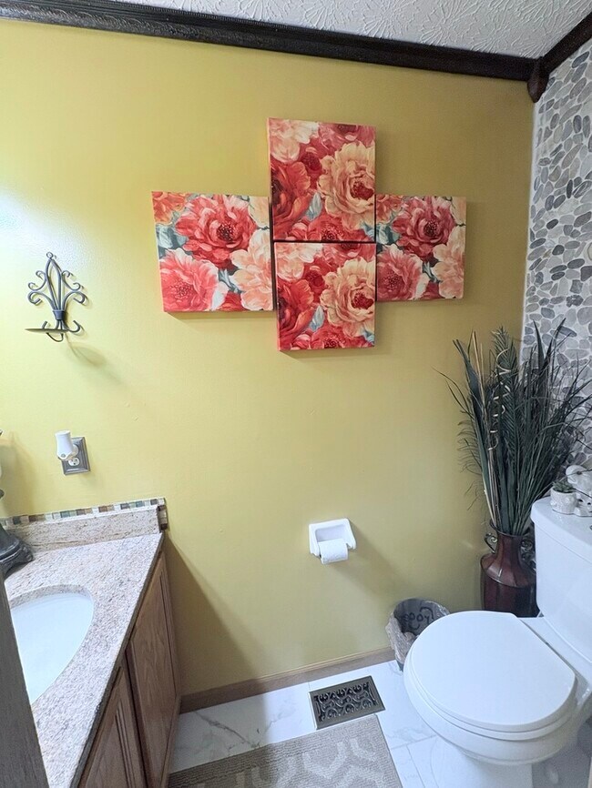 Building Photo - Furnished 4BR 2 BA Home w/ Covered Patio in Groveport!