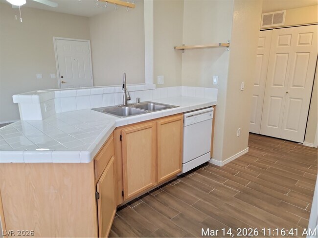 Building Photo - 1050 E Cactus Ave