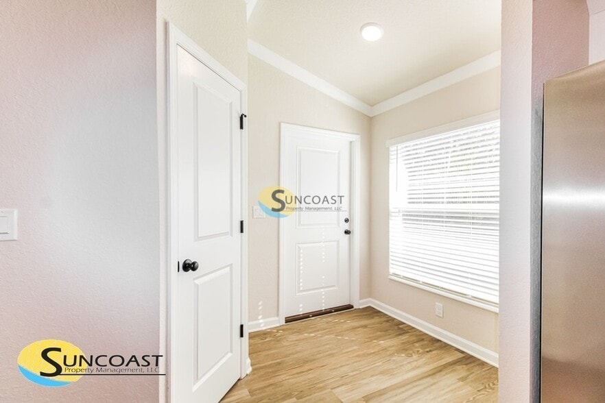 Building Photo - 5961 W Oak Park Blvd