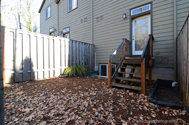 Building Photo - Beautiful Townhome! Flawless Location!