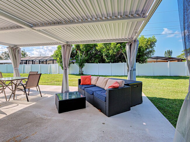 Building Photo - Seasonal Rental Near Venice – Pet-Friendly...