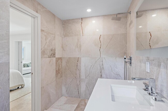 Building Photo - 306 Cordova Rd