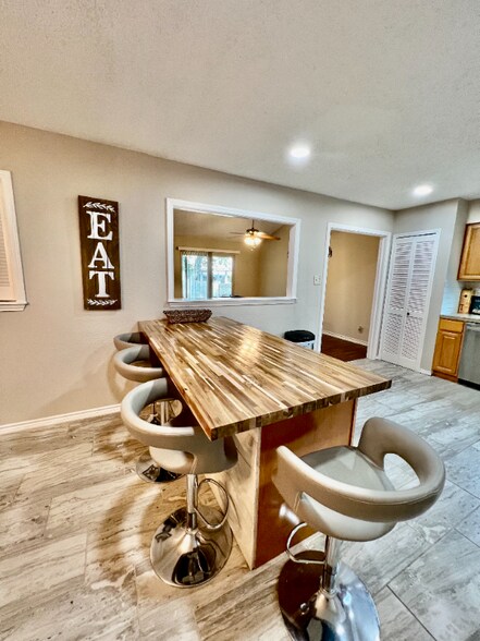 Building Photo - 13806 Wood Breeze
