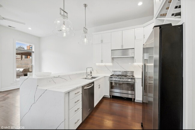 Building Photo - 215 N Green St