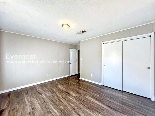 Building Photo - 3 Bed/2 Bath Home with Off Street Parking ...