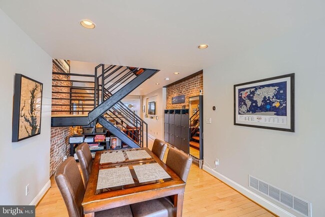 Building Photo - 542 E Clement St