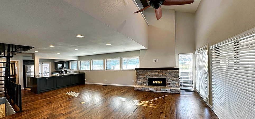 Great natural light - 8710 Park Ln